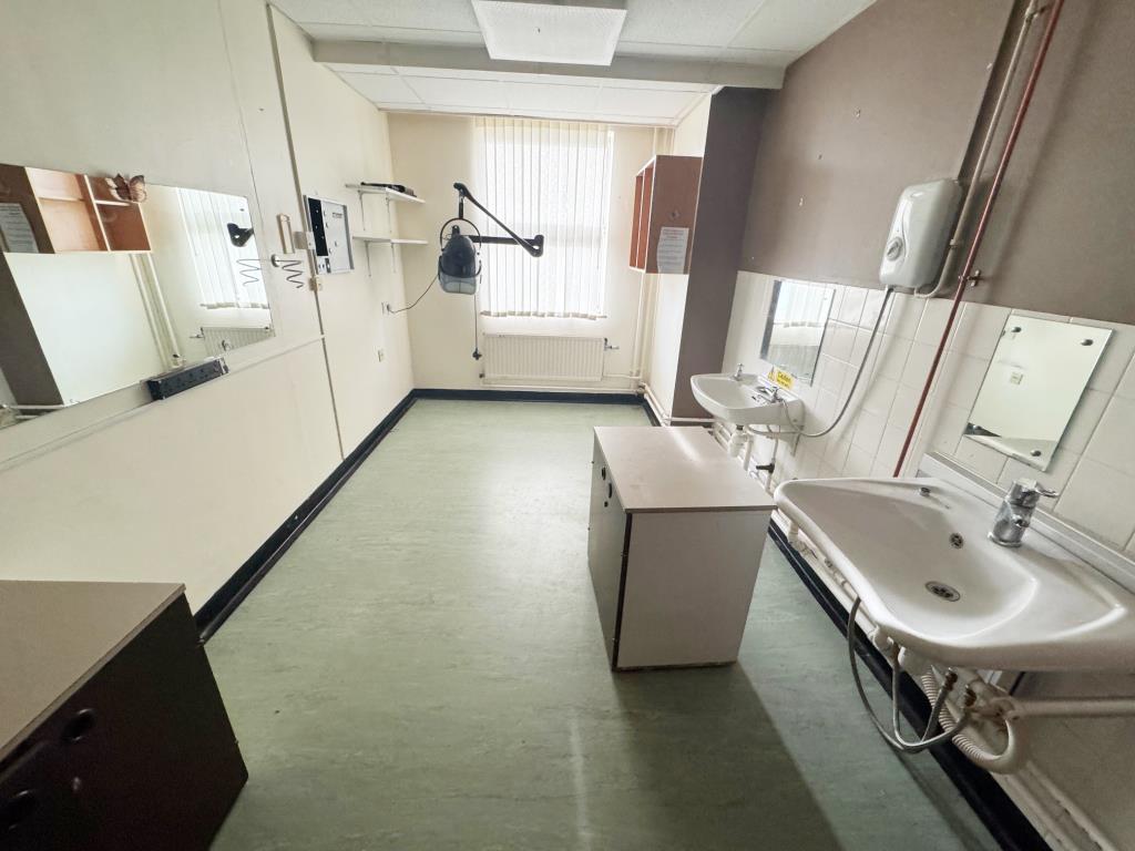 Lot: 64 - SUBSTANTIAL PREMISES WITH CAR PARK AND POTENTIAL ON ONE ACRE PLOT - Hairdressing salon